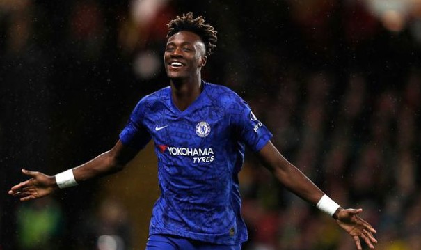  曼城锋线全面开花五比零横扫伯恩茅斯登顶榜首